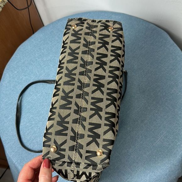 Michael Kors Canvas Monogram Bag Tote Bag - Picture 4 of 11